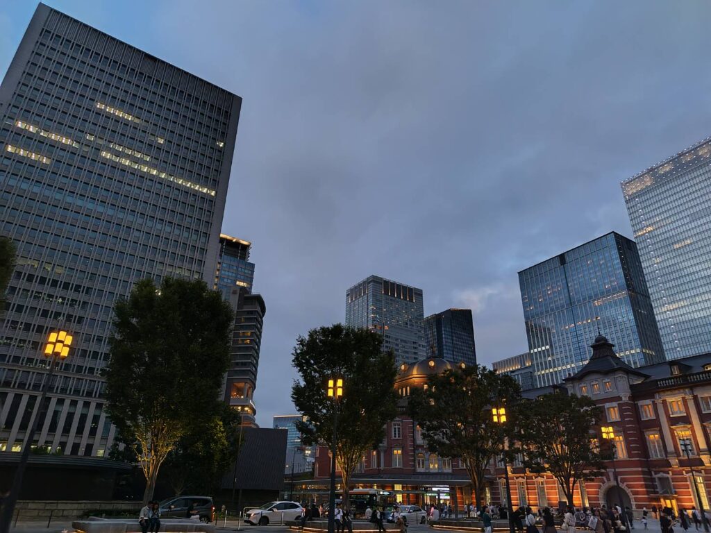 東京駅丸の内口前の休日の夕暮れ