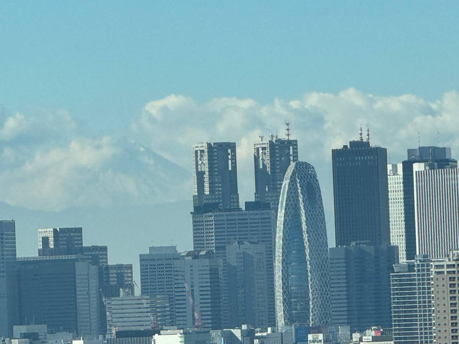 新宿の背景に富士山